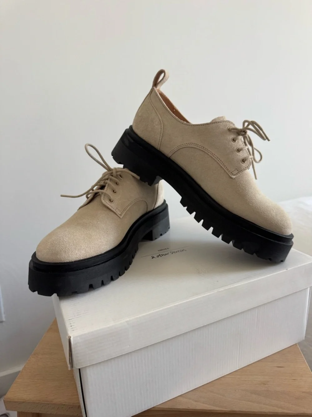 & Other Stories Beige Suede Lace-Up Women's Oxford Shoes with Chunky Black Sole - Picture 3 of 11